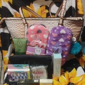 Croc-Embossed Tote in Cream and Tan with Heart-Print Slippers